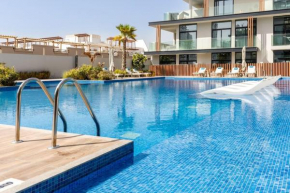 Waves - Comfortable JVC Apt with Balcony and Maids Room